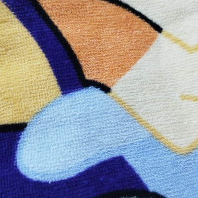 Toalha de praia colorida com texto de embalagem no fundo