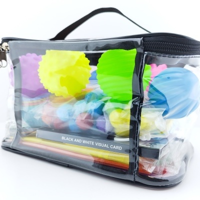Bolsa transparente com objetos coloridos e cartão com texto