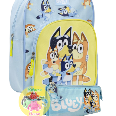 Mochila, estojo e saco azul claro com personagens de Bluey e o nome Bluey impresso