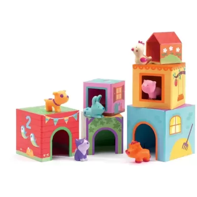 Brinquedo de casas coloridas em madeira com animais em plástico