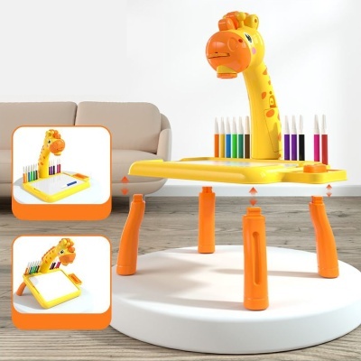 Mesa infantil amarela com girafa e materiais de desenho coloridos