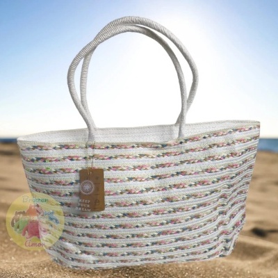 Bolsa de praia branca com listras coloridas e alças de corda na areia