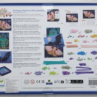 Kit de enfilar pérolas e fios chenille com imagens de coruja, borboleta e morcego, várias cores e instruções.