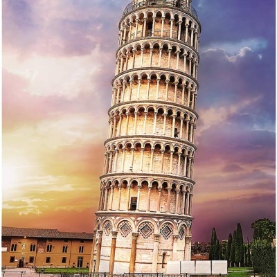 Torre inclinada de Pisa com céu ao pôr do sol e área pavimentada