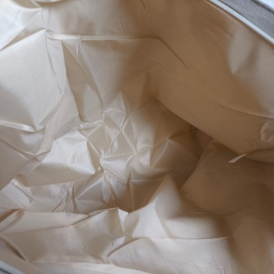 Interior de saco ou embalagem de tecido bege claro com fecho branco