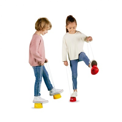 Crianças a brincar com saltos de latão coloridos em fundo branco