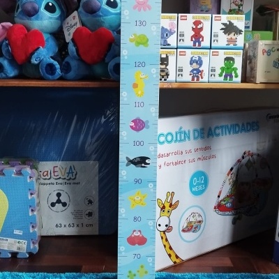 Medidor de crescimento infantil azul claro com ilustrações de animais marinhos e tapete azul