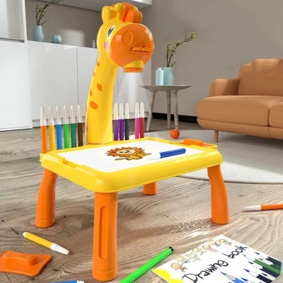 Mesa de desenho infantil amarela e laranja com girafa e marcadores coloridos