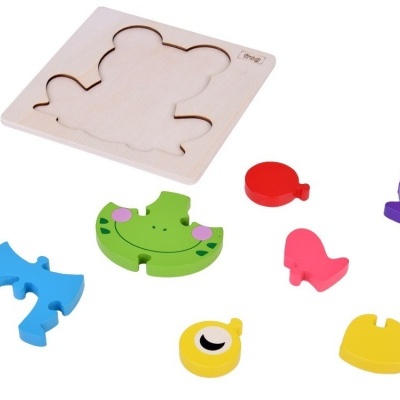 Quebra-cabeças de madeira com formas coloridas e base de madeira clara