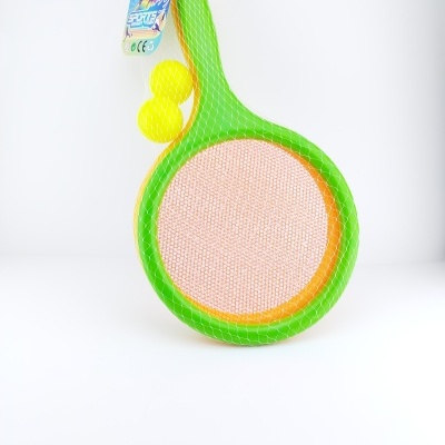 Conjunto de jogo de raquete verde com duas bolas amarelas