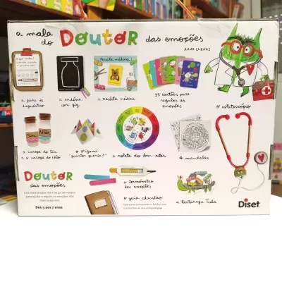 Caixa de jogo educativo com várias ilustrações coloridas e textos em português, destinada a crianças dos 3 aos 7 anos.