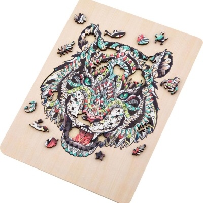 Puzzle de madeira com cabeça de tigre colorida