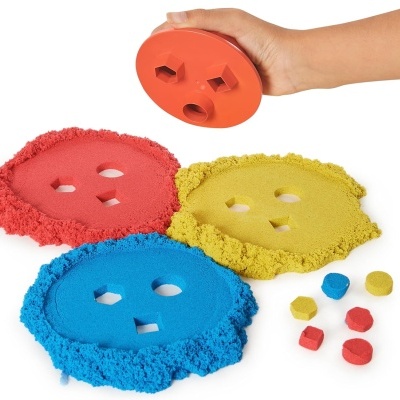 Moldes coloridos para areia cinética com peças geométricas