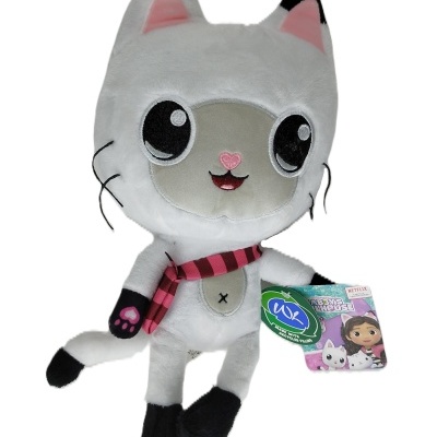 Pelúcia de gato branco com cachecol rosa e preto e etiqueta colorida.