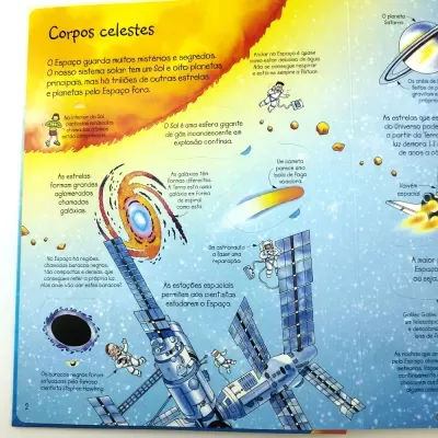 Página de livro infantil ilustrada sobre corpos celestes com desenhos de Sol, galáxia, buraco negro, planeta Saturno, cometas, astronautas e estação espacial