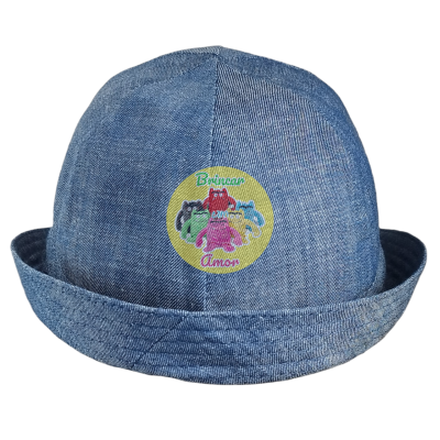 Chapéu azul de brim com aba enrolada e etiqueta redonda amarela