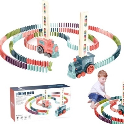Conjunto de dominós com comboios de madeira e criança a jogar