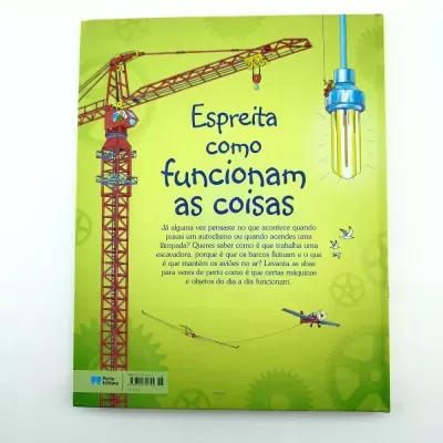 Livro infantil com ilustrações de maquinaria, lâmpada, avião e texto em português na capa traseira