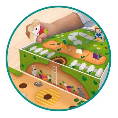 Jogo de tabuleiro infantil com peças de madeira e figuras coloridas