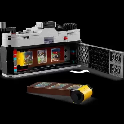 Máquina fotográfica LEGO com porta aberta e filme colorido