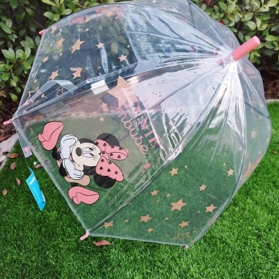 Guarda-chuva transparente com estrelas e Minnie Mouse em relva