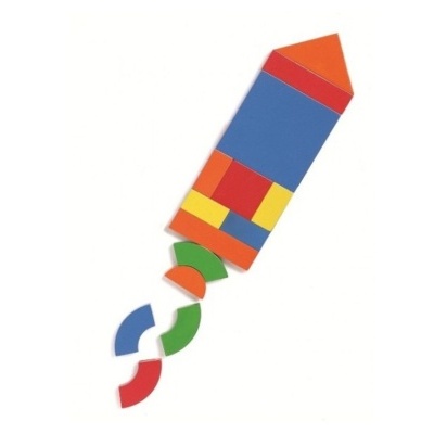 Foguetão de peças de madeira coloridas colocado sobre fundo branco.