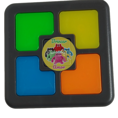 Jogo com botões quadrados coloridos em base cinzenta