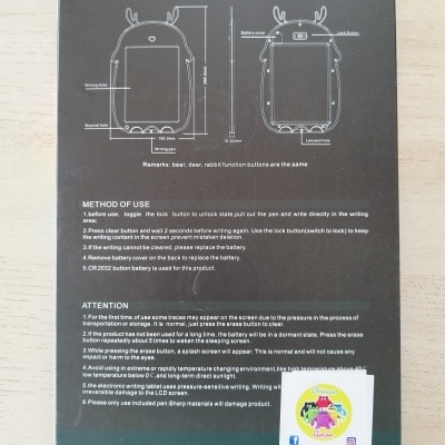 Embalagem preta de tablet de escrita LCD com texto e selo colorido sobre mesa clara