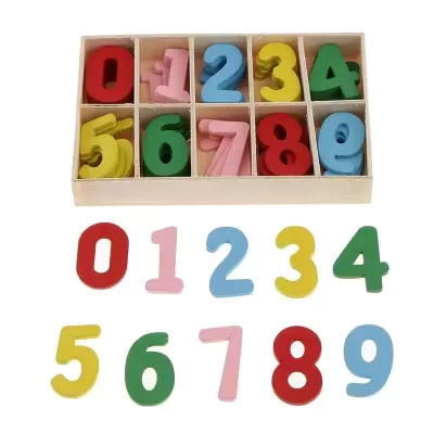 Números de madeira coloridos do 0 ao 9 em caixa de madeira