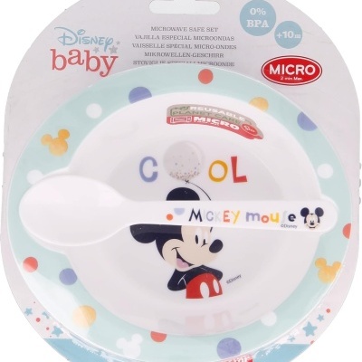 prato e colher Disney baby com ilustração do Mickey Mouse e texto colorido em embalagem redonda