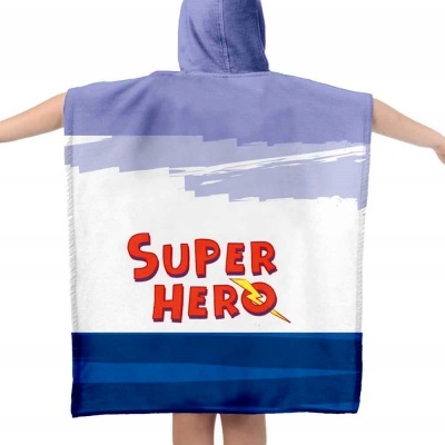 Poncho para crianças azul claro, branco e azul escuro com texto 'SUPER HERO' e capuz.