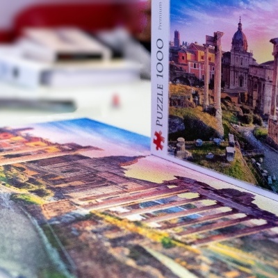 Quebra-cabeças de 1000 peças com imagem do Fórum Romano em Roma montado sobre uma mesa