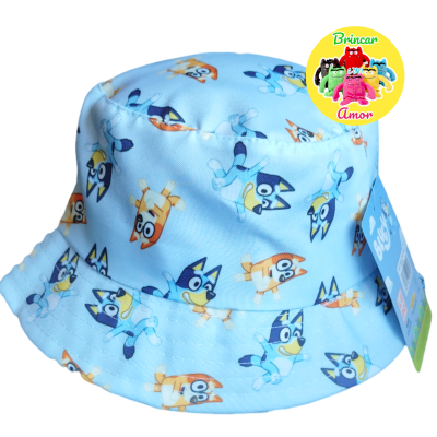 Chapéu de crianças azul com padrões dos personagens Bluey