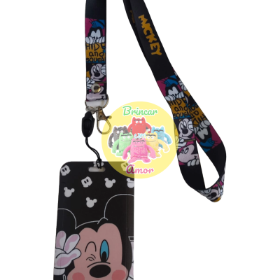 capa para cartão com estampa do Mickey Mouse e fita preta com texto e desenhos coloridos