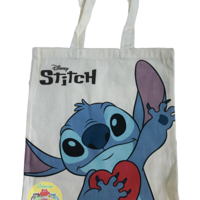 Saco de tecido creme com estampa do Stitch da Disney segurando um coração vermelho