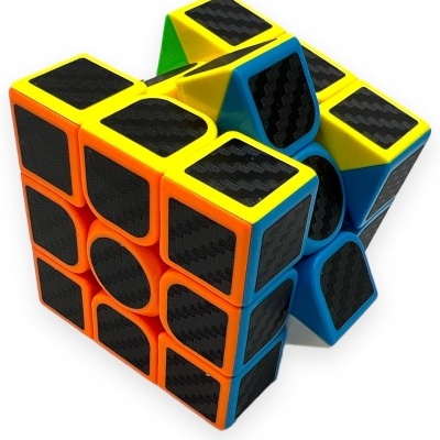 Cubos mágicos coloridos com textura preta tipo fibra de carbono