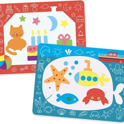 Dois tabuleiros infantis coloridos com padrões e temas diferentes.