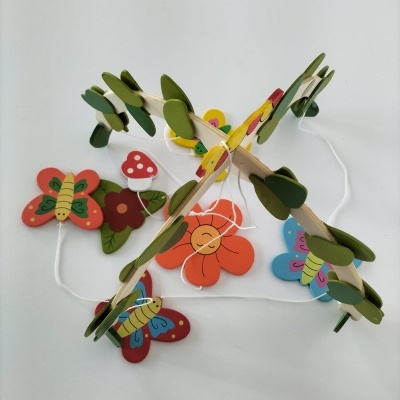 Móbile infantil de madeira com borboletas, flor, cogumelo e folhas coloridos