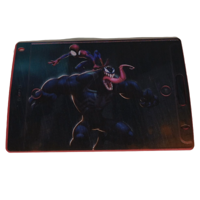 Placa rígida com ilustração de personagens de banda desenhada em fundo escuro