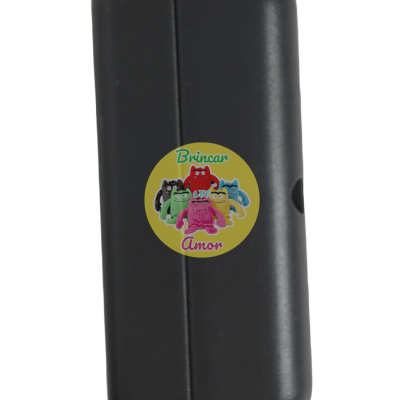 Estojo preto com autocolante colorido com texto e desenhos de monstros