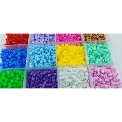 Caixa com 12 compartimentos de pequenas contas plásticas coloridas