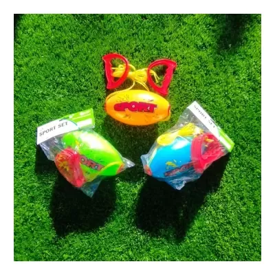 Três bolas esportivas coloridas de brinquedo com corda em relva artificial