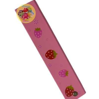 Tira rosa de tecido com estampa de morangos e botão metálico.