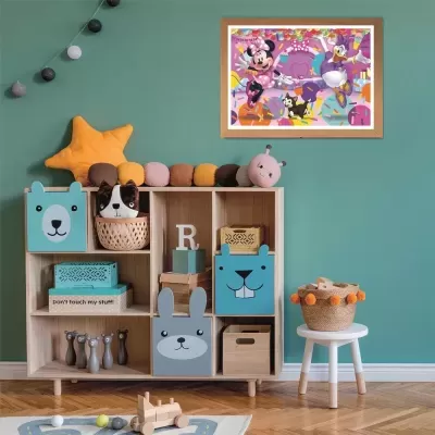 Móvel organizador infantil com brinquedos e quadro colorido na parede verde