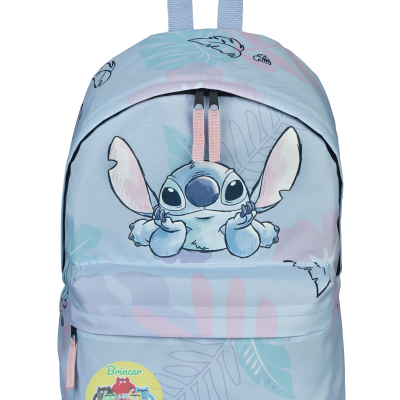 mochila azul com figura do Stitch e etiquetas coloridas