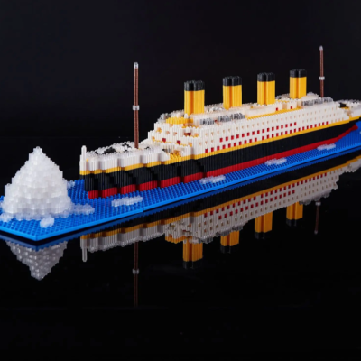 Modelo em blocos de construção de navio e iceberg numa base azul sobre superfície preta