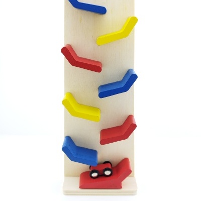 Brinquedo de rampa em madeira colorida com carrinho