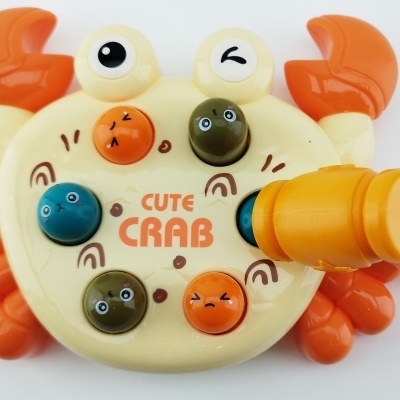 Brinquedo plástico caranguejo com bolas coloridas e texto CUTE CRAB