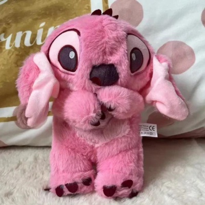 Pelúcia rosa do personagem Stitch com olhos grandes e nariz preto