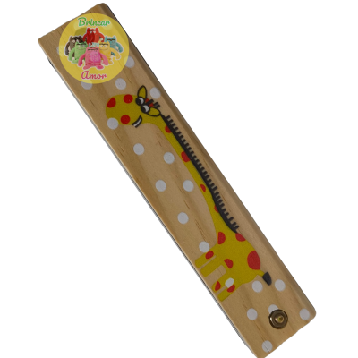 Pulseira de madeira com estampa de girafa e bolinhas brancas